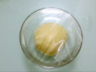6、奶油面包,把面团揉圆，盖上保鲜膜放温暖处发酵2-2.5倍大
