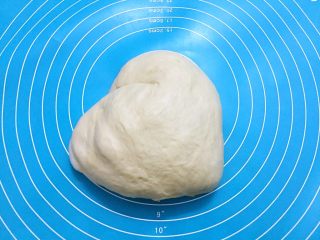 8、奶油面包,取出面团按压排气揉均匀