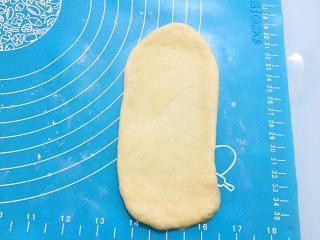 10、奶油面包,取一面团擀成椭圆形