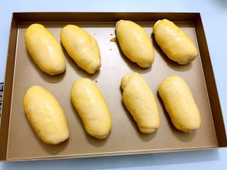 15、奶油面包,表面刷一层鸡蛋液