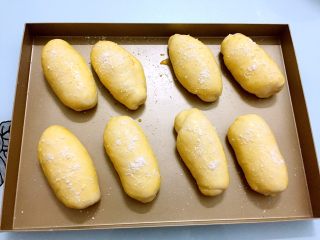 16、奶油面包,撒上椰蓉