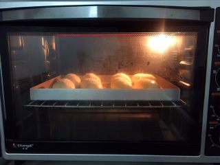 17、奶油面包,放入预热好的烤箱，上火120度，下火150度，中层20分钟（上色满意加盖锡纸）