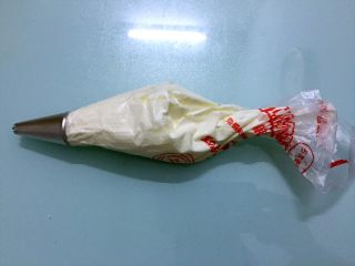20、奶油面包,裱花袋中装入裱花嘴，再装入奶油