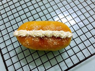 22、奶油面包,再把奶油挤在中间的缝隙上即可