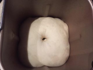 2、奶油面包卷,发酵到2--3倍大