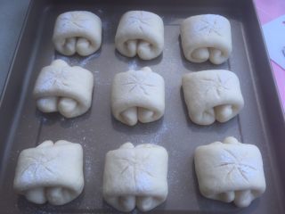 13、奶油面包卷,如图。