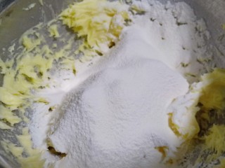 7、午后甜品~可可曲奇,低筋面粉过筛筛入黄油糊里。