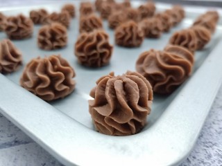 11、午后甜品~可可曲奇,在烤盘上挤出漂亮的花纹。