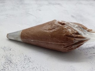 10、午后甜品~可可曲奇,8齿的裱花嘴装入裱花袋、再加入面糊、此时的面糊应该干湿程度恰到好处,可以很容易地从花嘴里挤出来。