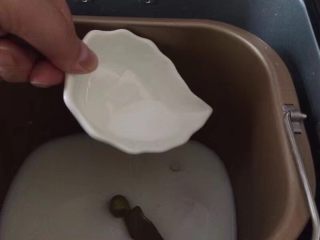 5、一次发酵吐司面包,白糖的对角放入精盐，错开距离，切不可把盐和糖放一起