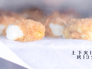 4、炸牛奶,上下火180度烤13分钟，好多爆出来了，看着好诱人。