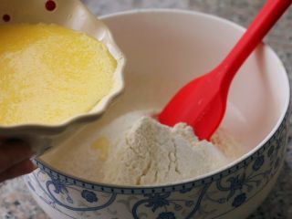 6、水果松饼,倒入面粉中，边倒边搅拌。