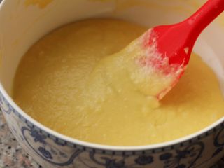 7、水果松饼,搅拌至无干粉颗粒为止。