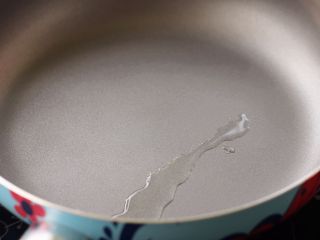 8、水果松饼,不粘锅放到灶上，中小火，用软布拭擦干净，刷一层薄油。