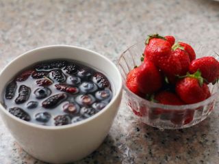 10、水果松饼,蓝莓、桑葚、草莓洗干净，泡一下。