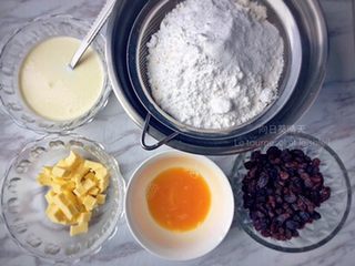 1、黑提司康,全部粉类过筛，黄油稍微软化，全蛋液加一小撮食盐调味，淡奶油和牛奶混合。