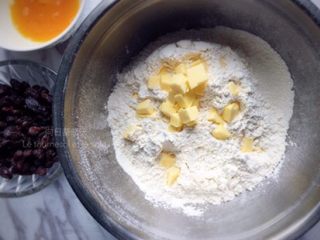 2、黑提司康,将黄油丁加入混合过筛后的粉类中。