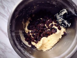 4、黑提司康,加入淡奶油和牛奶拌匀，加入黑提。