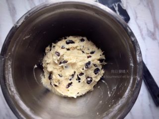 5、黑提司康,拌匀后盖保鲜膜冷藏醒15-20min。