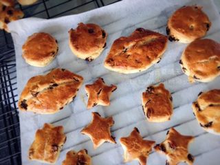 8、黑提司康,烤箱预热200°C，烤13min左右即可。