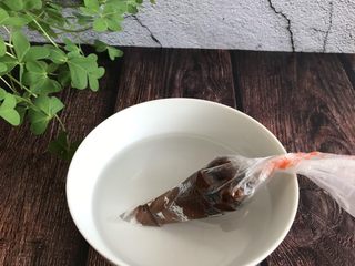 2、网红小狗慕斯蛋糕,将巧克力放入裱花袋隔热水融化