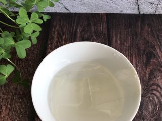 4、网红小狗慕斯蛋糕,把吉利丁片放冷水中泡软,然后把冷水倒掉