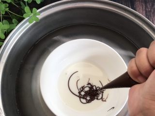 6、网红小狗慕斯蛋糕,然后挤入剩余的巧克力糊