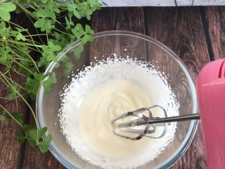 9、网红小狗慕斯蛋糕,打发至有纹路,但还可以流动的状态