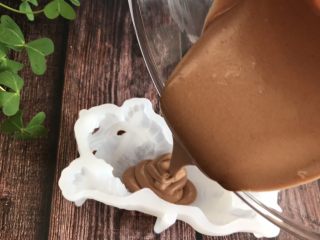 11、网红小狗慕斯蛋糕,倒入四寸的小狗模具中