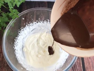 10、网红小狗慕斯蛋糕,将之前调好的牛奶巧克力糊倒入淡奶油中搅拌均匀