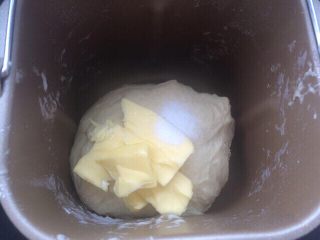 1、菠萝包,提前准备好所有材料。面团材料除了黄油与盐外，其余材料如牛奶，鸡蛋，细砂糖，面粉，奶粉，酵母依次放入面包机中，按和面程序和面10分钟放入黄油与细盐继续和面20分钟。