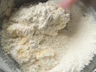 6、菠萝包,加入低筋面粉和奶粉搅拌混合。