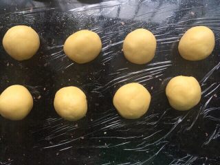 8、菠萝包,把搅拌好的菠萝皮分成8等份。