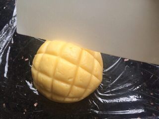 14、菠萝包,再用刮刀割出菠萝状。