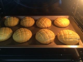 17、菠萝包,烤箱提前预热10分钟，上火185度，下火170度，中层，时间25分钟。