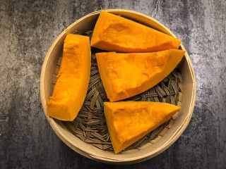 2、南瓜戚风蛋糕,南瓜洗净切块