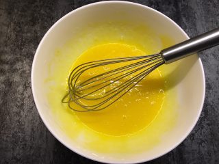 6、南瓜戚风蛋糕,搅拌均匀