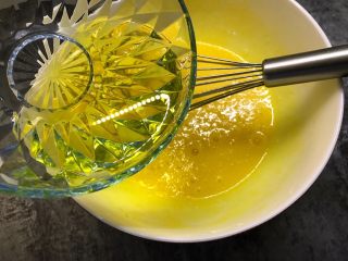 7、南瓜戚风蛋糕,加入玉米油