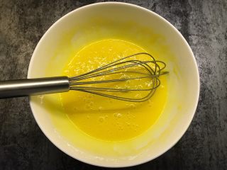 8、南瓜戚风蛋糕,充分彻底搅拌均匀