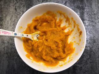 9、南瓜戚风蛋糕,南瓜放凉后取120克，压成泥