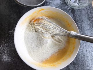 10、南瓜戚风蛋糕,筛入低筋面粉