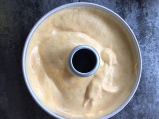 20、南瓜戚风蛋糕,倒入戚风蛋糕模具中，轻轻震几下，排出空气