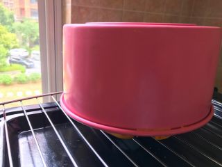 21、南瓜戚风蛋糕,烤箱预热165度，上下火烤40分钟。烤好后倒扣放凉