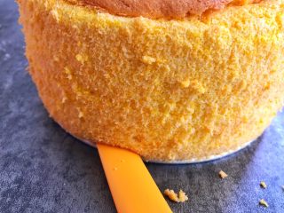 22、南瓜戚风蛋糕,用脱模刀脱模