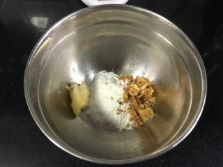 1、果干苹果重芝士软绵蛋糕,先做酥粒，把黄油，黄糖，低粉放入容器。