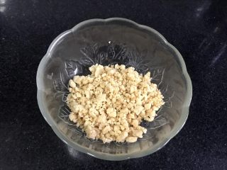 2、果干苹果重芝士软绵蛋糕,搓成粗粒，放冰箱冷藏。