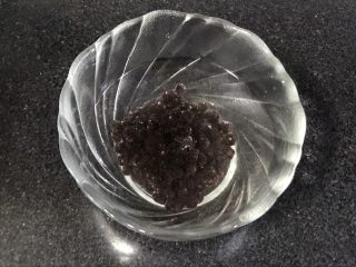 3、果干苹果重芝士软绵蛋糕,蓝莓干放入水里泡半个小时。