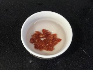 4、果干苹果重芝士软绵蛋糕,圣女果干切成丁放水里泡半个小时，没有的话用什么果干都可以，只要自己喜欢就行。