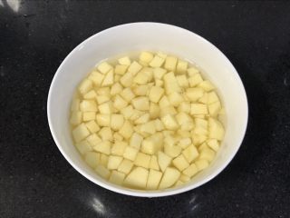 5、果干苹果重芝士软绵蛋糕,苹果切丁，放一克盐加点水泡十五分钟。