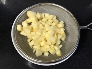 6、果干苹果重芝士软绵蛋糕,沥干水分。